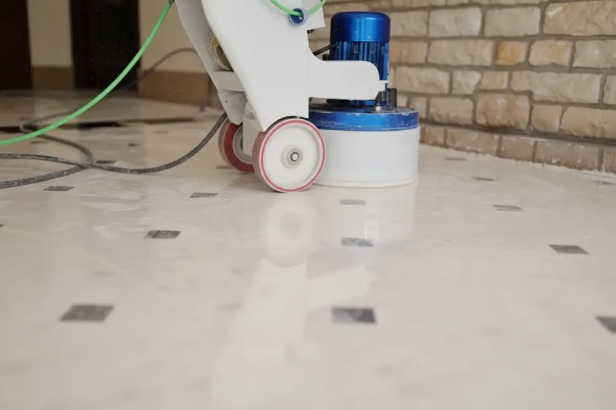 Détail du tarif pour le ponçage d'un sol en marbre blanc avec une ponceuse italienne à Paris